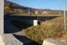 Une bordure conduit l'eau dans le nouveau corridor d’écoulement.
