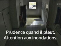 Comme l'eau s'accumule devant la porte extérieure, celle-ci se casse soudainement et tout le sous-sol est inondé en quelques minutes.