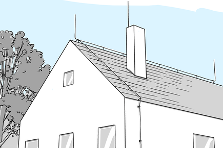 Dispositif de capture avec paratonnerre sur le toit d'une maison.