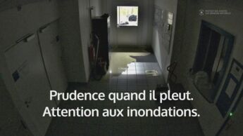 Comme l'eau s'accumule devant la porte extérieure, celle-ci se casse soudainement et tout le sous-sol est inondé en quelques minutes.