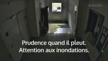 Comme l'eau s'accumule devant la porte extérieure, celle-ci se casse soudainement et tout le sous-sol est inondé en quelques minutes.