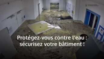 Comme l'eau s'accumule devant la porte extérieure, celle-ci se casse soudainement et tout le sous-sol est inondé en quelques minutes.