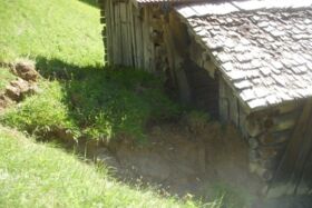 Un glissement de terrain peu profond sur le flanc de la montagne a entraîné le basculement/la torsion de la structure en blocs