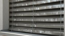 Stores à lamelles déformés par la grêle - Les stores doivent être relevés en cas de grêle