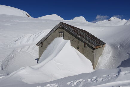Exemple d’un bâtiment soumis à une pression statique horizontale dans la vallée de Binn (VS).
