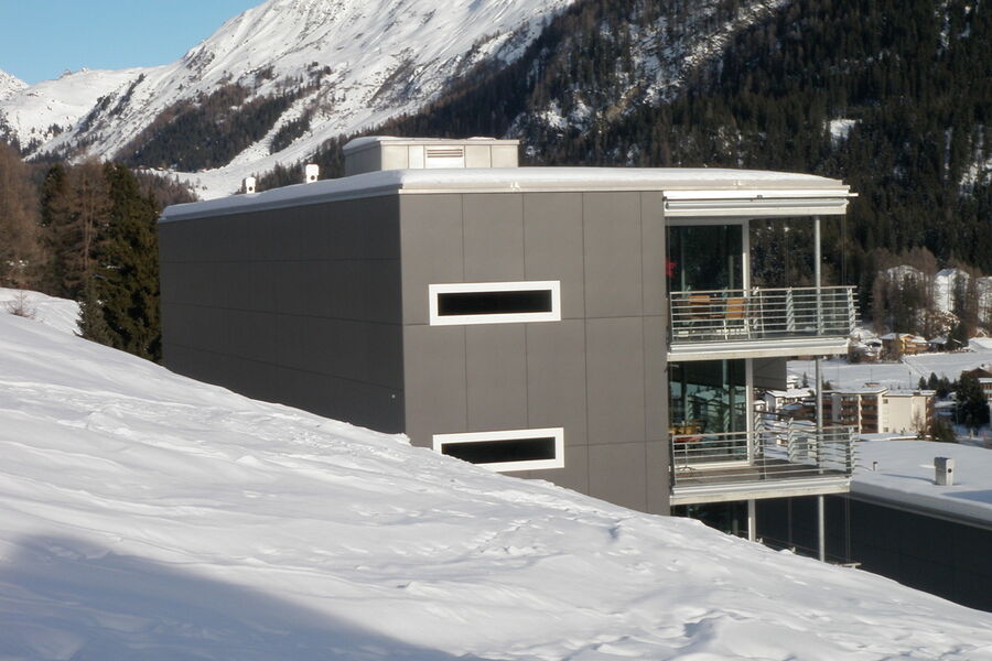 Paroi déflectrice avec revêtement sur un immeuble d'habitation à Davos (GR).