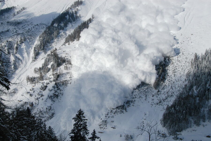 Une avalanche poudreuse dans la vallée de la Sionne (VS).