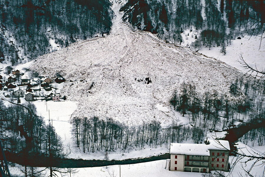 Le 25 avril 1986, une avalanche coulante mouillée a détruit une partie du village de Mogno (TI).
