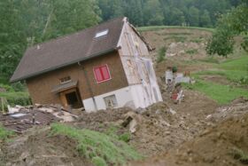 Grand glissement de terrain spontané avec un taux de déplacement élevé sur plusieurs jours
