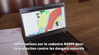La vidéo explique les avantages du cadastre RDPPF pour obtenir des informations sur les droits de construction, qui sont également importantes pour la planification des mesures de protection.