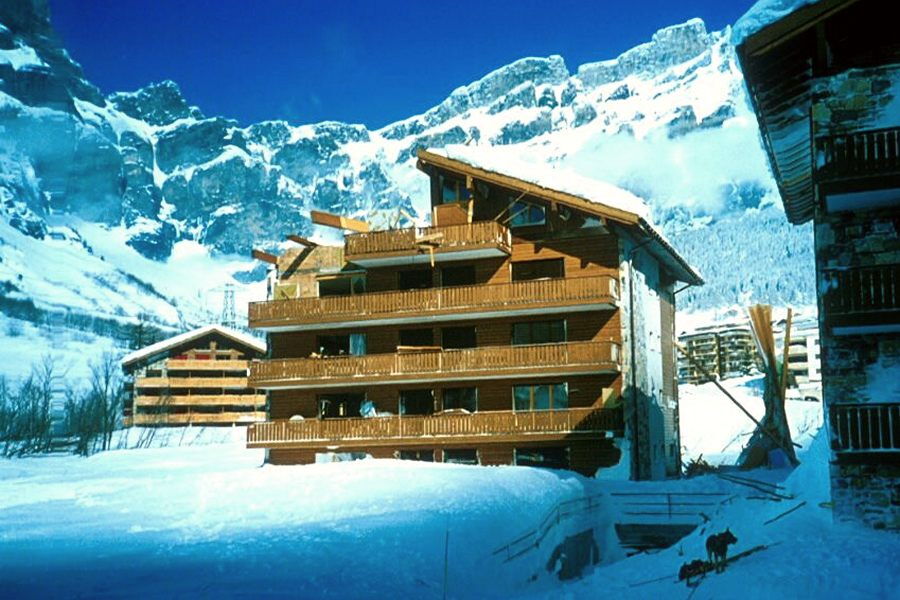 Durant « l’hiver des avalanches » en 1999, une avalanche poudreuse a causé des dommages structurels sur divers bâtiments à Loèche-les-Bains (VS).