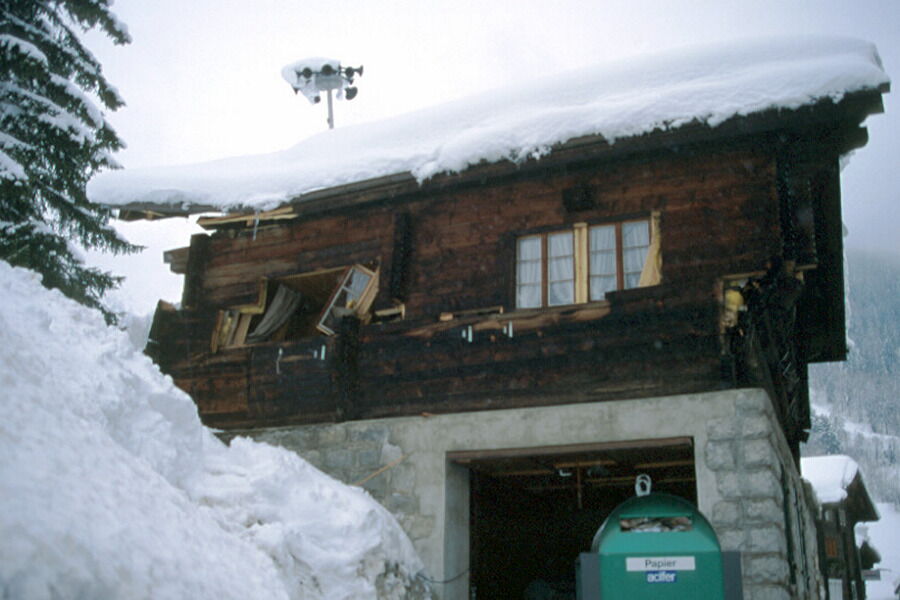 Ce bâtiment en bois à Biel-Selkingen (VS) a été fortement déformé par une avalanche coulante.