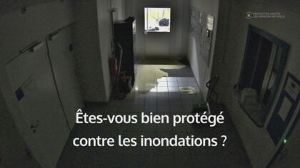 Comme l'eau s'accumule devant la porte extérieure, celle-ci se casse soudainement et tout le sous-sol est inondé en quelques minutes. Comme l'eau s'accumule devant la porte extérieure, celle-ci se casse soudainement et tout le sous-sol est inondé en quelques minutes.