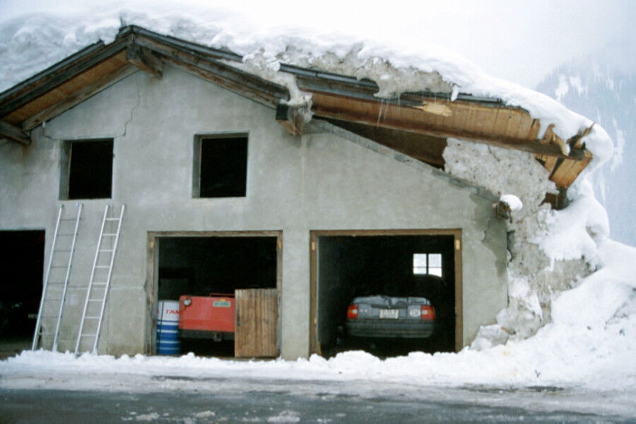 À Biel-Senkingen dans la commune de Goms (VS), une avalanche a soulevé une partie du toit de ce bâtiment.