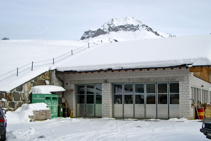 Ce bâtiment à St-Antönien (GR) a été intégré au terrain environnant sous la forme d’un toit-terrain.