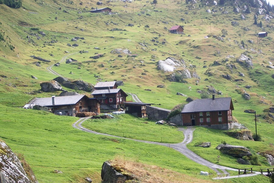 En disposant et en intégrant les bâtiments de manière optimale dans la structure du terrain alentour, il est possible d’éviter les zones dangereuses et de réduire les surfaces des bâtiments exposées aux avalanches.