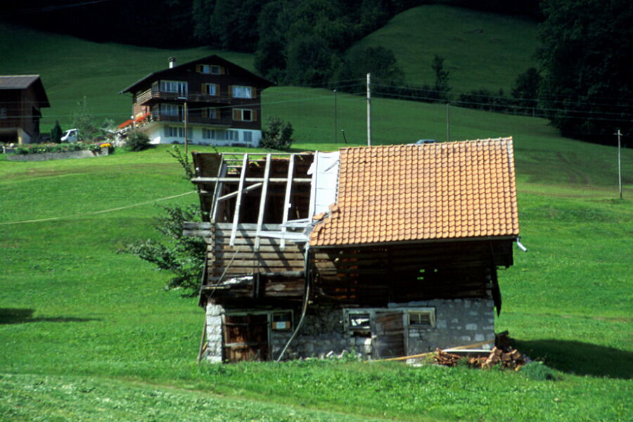 Une partie du toit particulièrement exposée de ce bâtiment agricole à Lungern (OW) a été arrachée à cause de l’importante force de soulèvement d’une avalanche poudreuse.