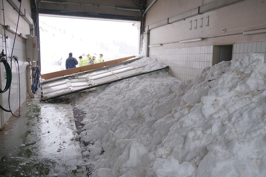 Le 10 janvier 2019, une avalanche dans la station de Schwägalp (AR) a causé des dommages et a notamment enfoncé cette porte.